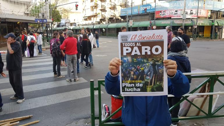 PARO EN CÓRDOBA. Manifestantes en el centro (Nicolás Bravo).