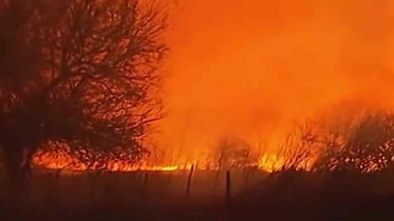 Incendios incontrolables: luchan contra el fuego y hay 74 evacuados