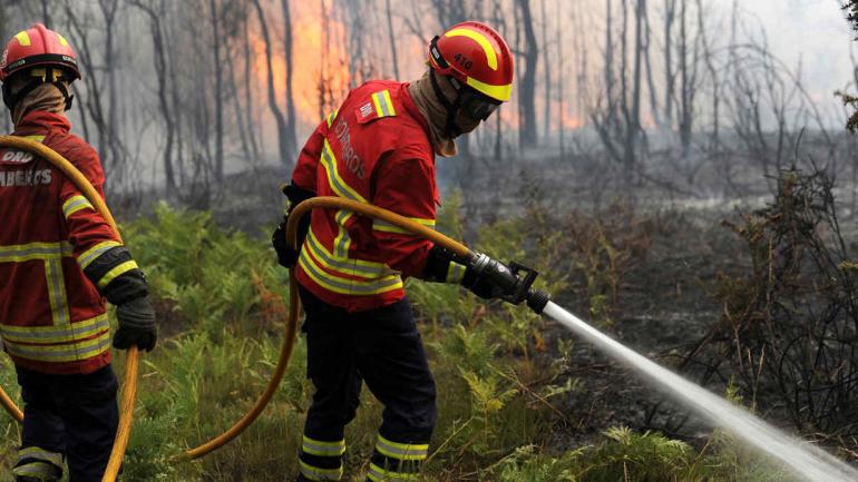 62 muertos en incontenible incendio en Portugal