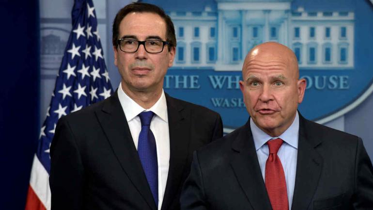 El secretario del Tesoro, Steven Mnuchin (izquierda) hizo el anuncio de la sanción esta tarde en la Casa Blanca. (AP)