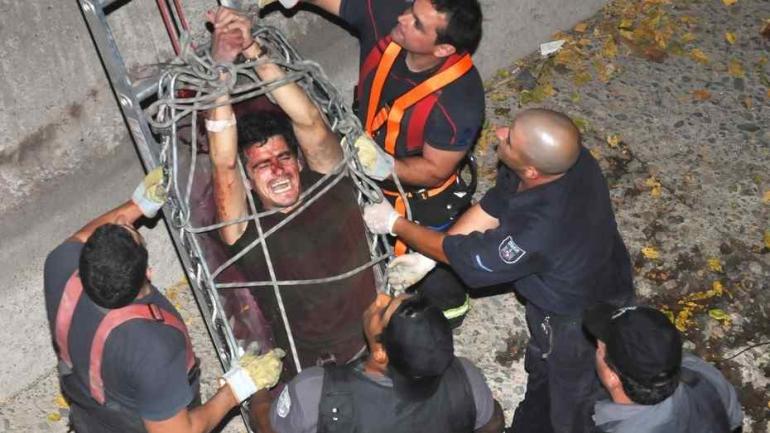 PUGH. En 2010, acorralado por la Policía, Matías Alejandro Espiasse Pugh se tiró a un canal profundo pero con poca agua. Se fracturó varios huesos. Lo sacaron en camilla (Clarín/Archivo).
