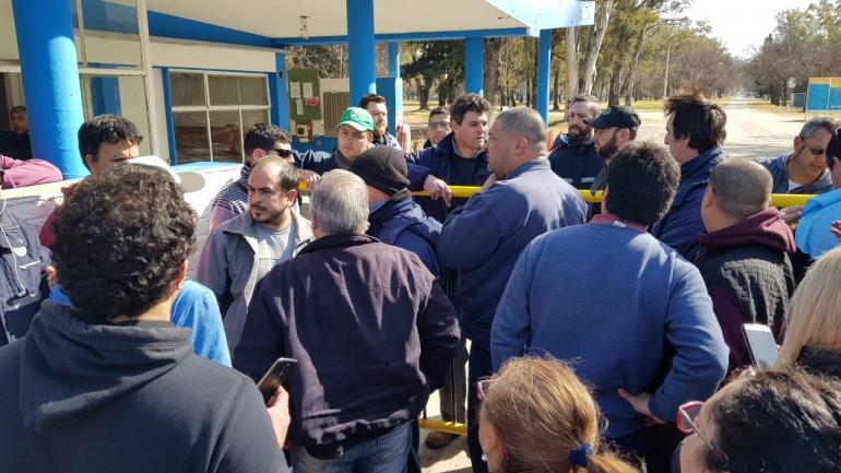   Stress in the entrance to the military factory Río Tercero, this Friday. (La Voz) 