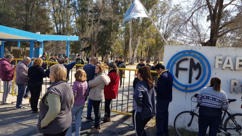   Stress in the entrance to the military factory Río Tercero, this Friday. (La Voz) 