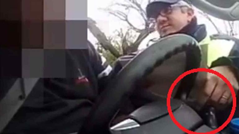 Policía le apagó las luces del auto para multarlo — Indignante