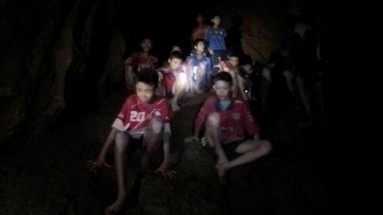 Minero chileno rescatado envía un mensaje de esperanza a niños tailandeses atrapados