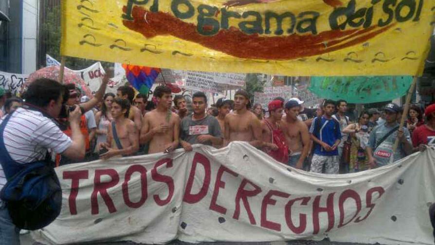 MARCHA DE LA GORRA. Una multitud se movilizó en contra del Código de Faltas (Gentileza Carolina Taborda).